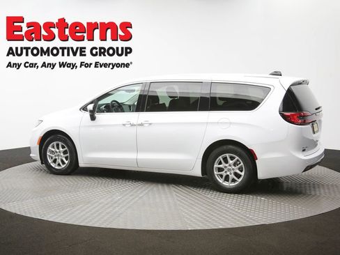 Used 2023 Chrysler Pacifica Touring-L image 61