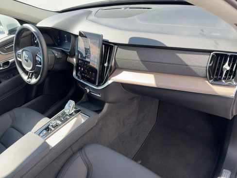 Certified 2025 Volvo XC90 B6 Plus image 30