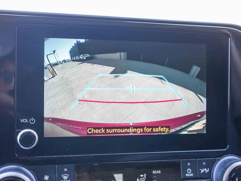 Used 2023 Toyota Highlander XLE AWD/4WD image 25