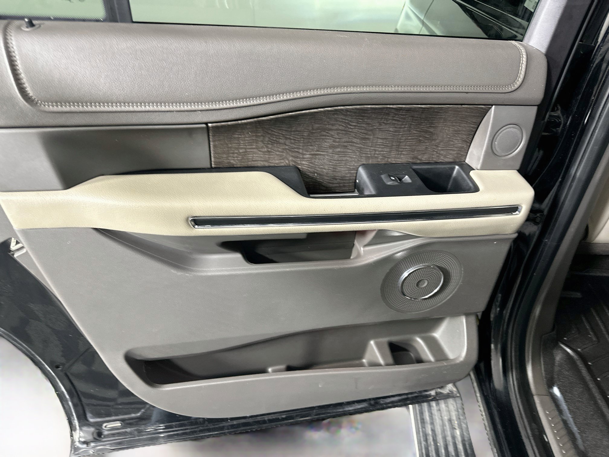 Used 2018 Ford Expedition Max Limited w/ Equipment Group 301A RWD image 27