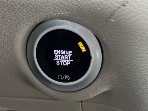 Certified 2024 Chrysler Pacifica Touring-L image 22