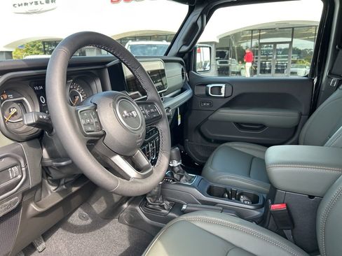 New 2025 Jeep Gladiator Mojave image 12