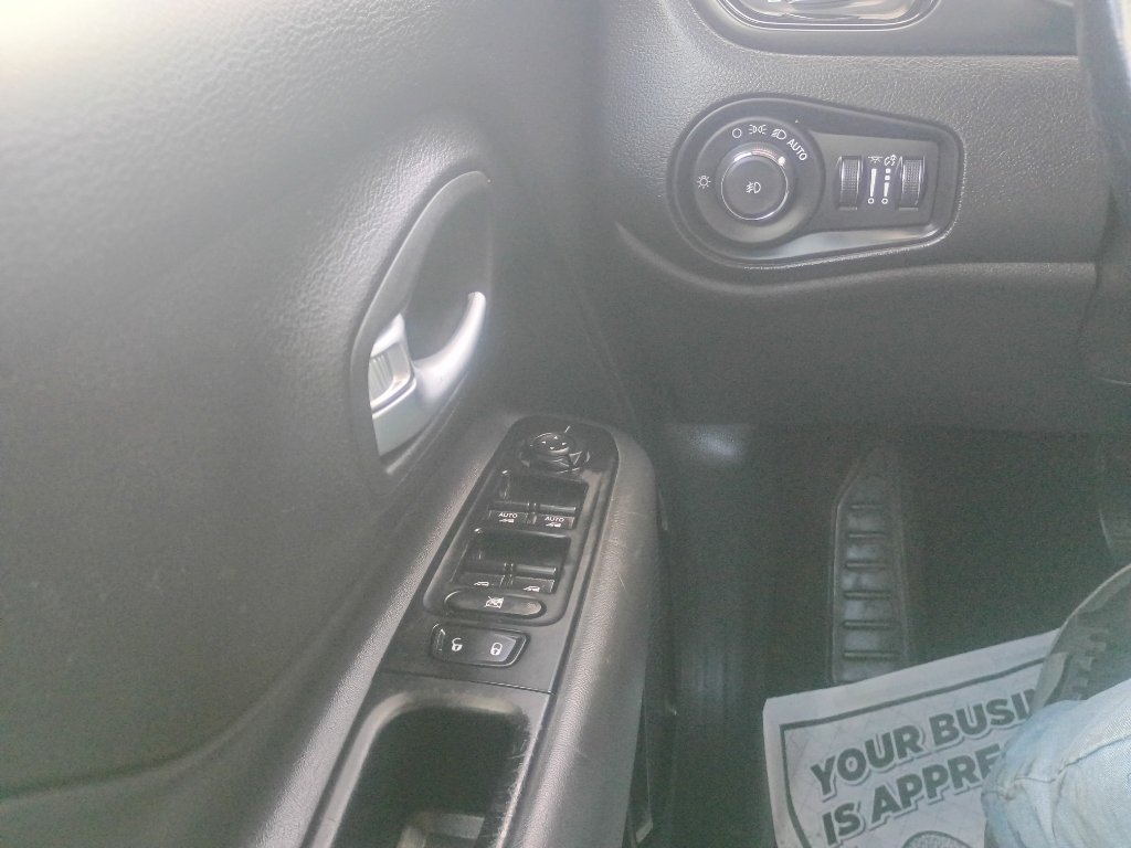 Used 2020 Jeep Renegade Altitude FWD image 16