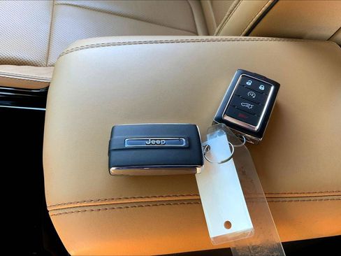 Used 2025 Jeep Grand Cherokee L Summit image 12