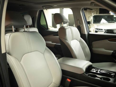 Used 2024 Honda Pilot Touring image 16