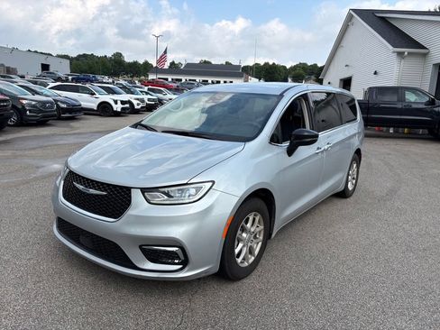 Used 2024 Chrysler Pacifica Touring-L FWD image 1
