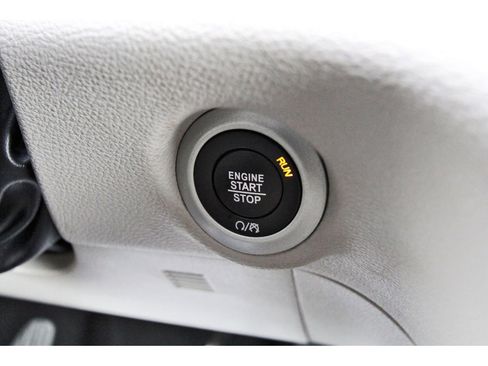 Used 2021 Chrysler Pacifica Limited w/ Uconnect Theater Family Group image 21