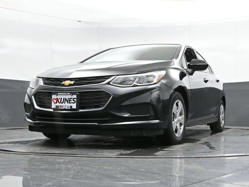 Used 2017 Chevrolet Cruze LS FWD image 42