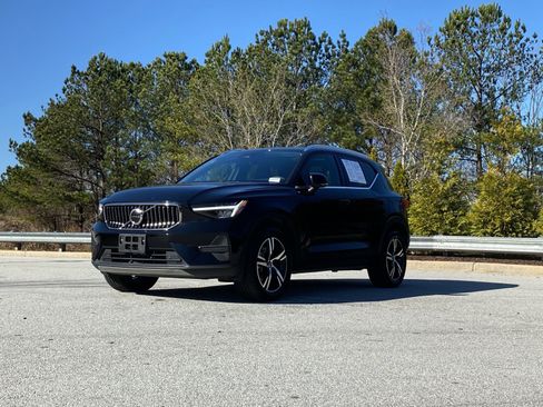 Used 2025 Volvo XC40 B5 Core image 14