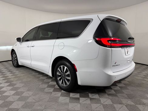 Used 2022 Chrysler Pacifica Touring-L image 3