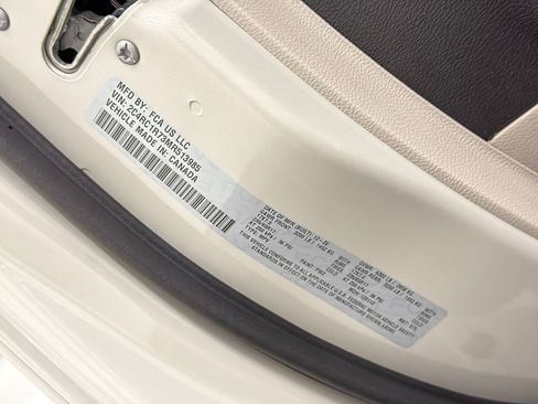 Used 2021 Chrysler Pacifica Touring w/ Uconnect Theater Family Group image 35