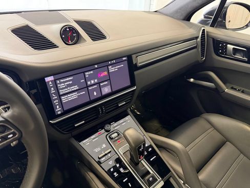 Certified 2019 Porsche Cayenne Turbo AWD/4WD image 17