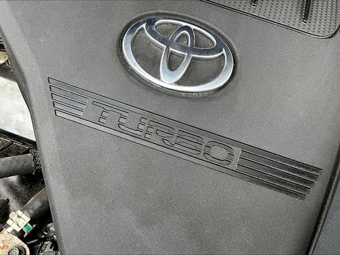 Used 2024 Toyota Highlander XLE AWD/4WD image 35