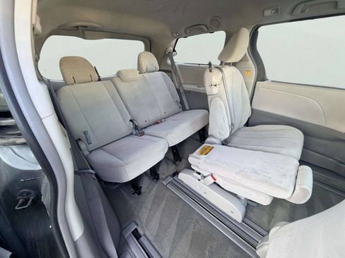 Used 2011 Toyota Sienna LE FWD image 24