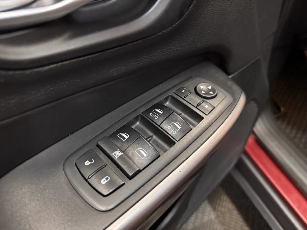 Used 2019 Jeep Cherokee Latitude Plus FWD image 29