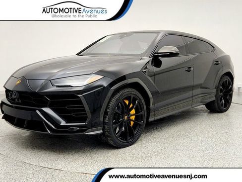 Used 2022 Lamborghini Urus AWD with Carbon Fiber Packages image 1