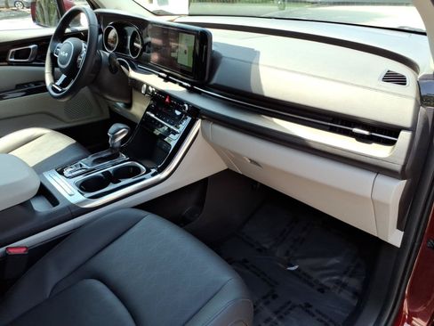 Used 2024 Kia Carnival EX FWD image 23