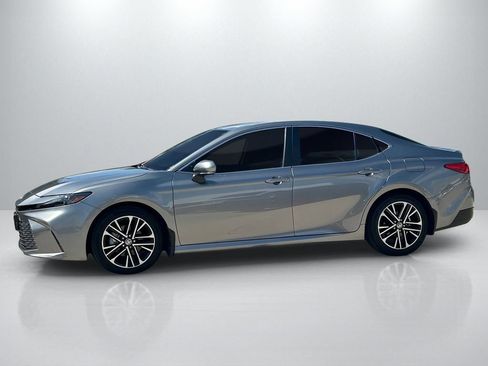 Used 2025 Toyota Camry XLE FWD image 8