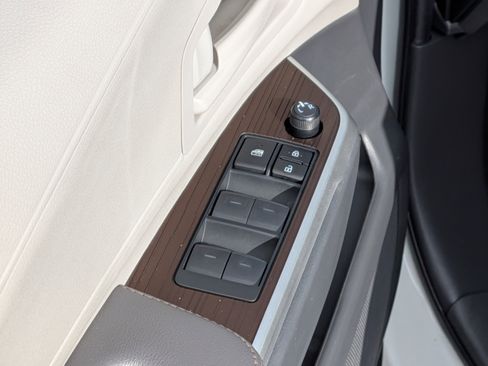 Used 2024 Toyota Sienna LE image 17