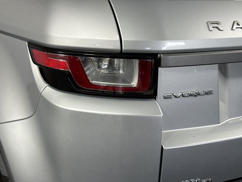 Used 2019 Land Rover Range Rover Evoque SE image 36