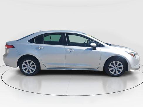 Used 2025 Toyota Corolla LE image 2