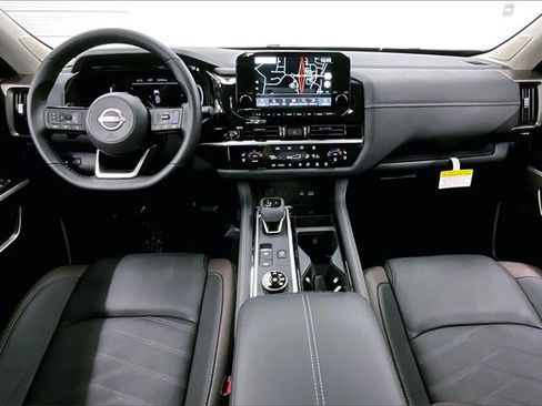 New 2025 Nissan Pathfinder Platinum image 5