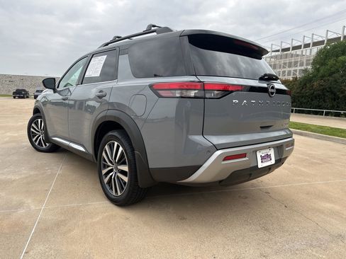 Used 2022 Nissan Pathfinder Platinum w/ Cargo Package FWD image 8