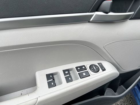 Used 2019 Hyundai Elantra SE image 14