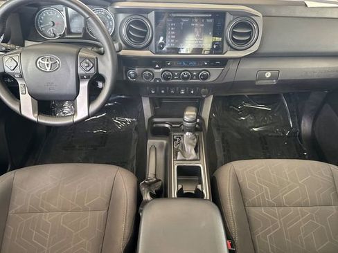 Used 2017 Toyota Tacoma TRD Off-Road w/ Premium & Technology Package image 10