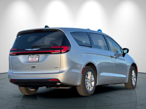 New 2026 Chrysler Pacifica Select image 4