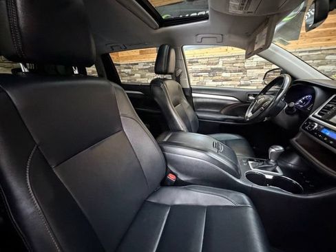 Used 2017 Toyota Highlander XLE AWD/4WD image 17