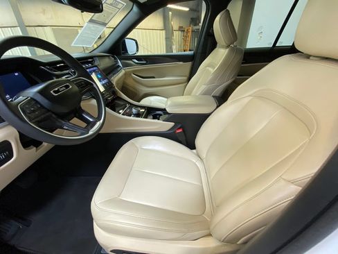 Used 2024 Jeep Grand Cherokee Limited AWD/4WD image 23