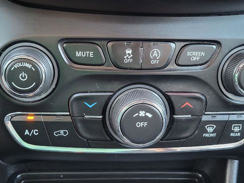 Used 2019 Jeep Cherokee Latitude Plus w/ Cold Weather Group image 19