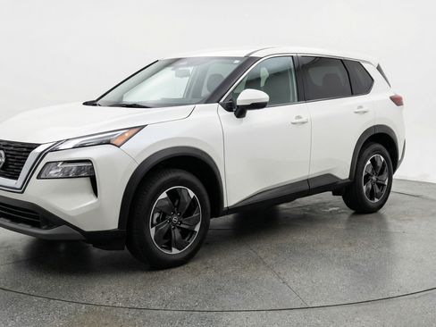 Used 2025 Nissan Rogue SV image 3