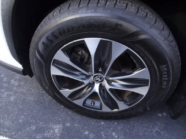 Used 2021 Toyota Highlander XLE AWD/4WD image 14