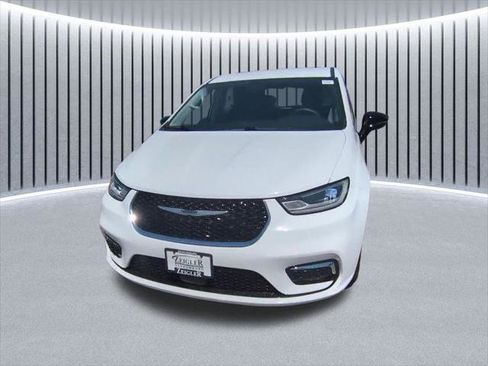 Certified 2024 Chrysler Pacifica Touring-L FWD image 3