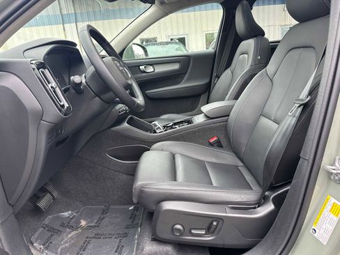 Certified 2025 Volvo XC40 B5 Plus AWD/4WD image 20