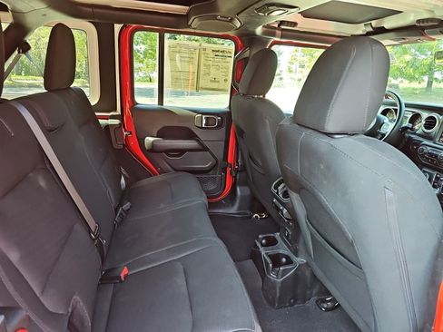 Used 2018 Jeep Wrangler Unlimited Sahara AWD/4WD image 15