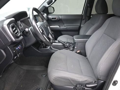 Used 2019 Toyota Tacoma TRD Off-Road w/ Technology Package image 16