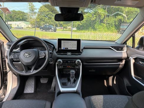 Used 2025 Toyota RAV4 XLE AWD/4WD image 8
