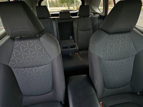 Used 2022 Toyota RAV4 XLE image 38