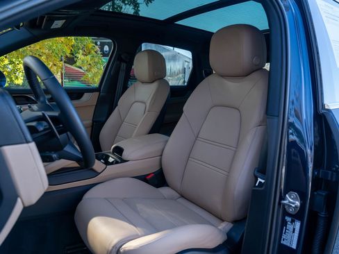 Certified 2025 Porsche Cayenne image 5