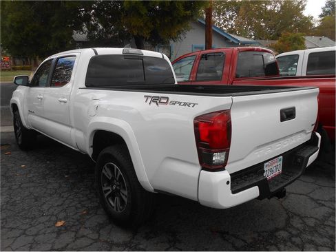 Used 2018 Toyota Tacoma TRD Sport image 4