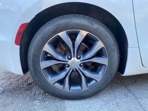 Used 2018 Chrysler Pacifica Limited w/ Tire & Wheel Group FWD image 25