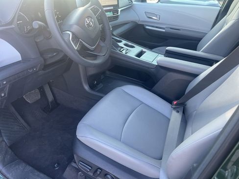 Used 2025 Toyota Sienna XLE image 9