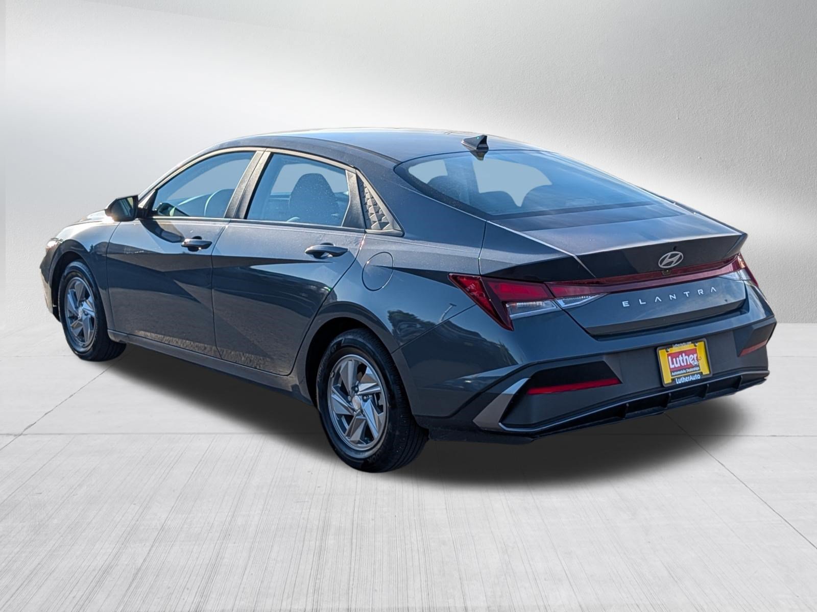 Used 2024 Hyundai Elantra SE FWD image 5