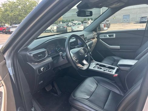 Used 2023 Ford Explorer Limited AWD/4WD image 9