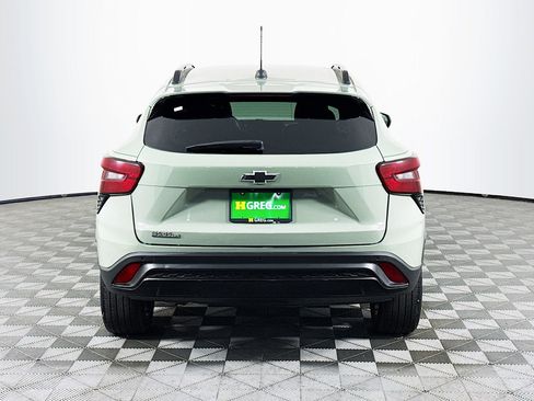 Used 2024 Chevrolet Trax RS w/ Sunroof Package FWD image 8