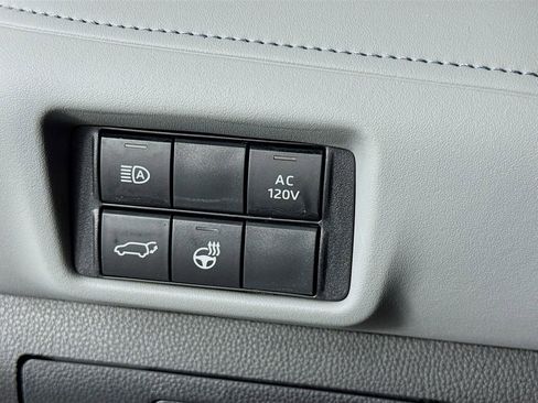 Used 2024 Toyota Highlander Limited image 14