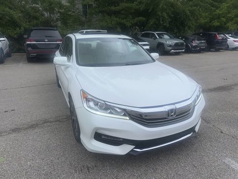 Used 2017 Honda Accord EX image 19
